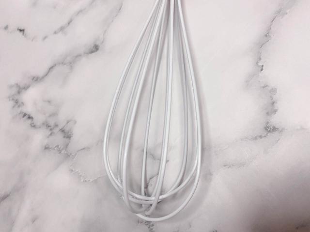 【Francfranc（フランフラン）】シリコーン 泡立て器 ホワイト×コッパー／税込800円