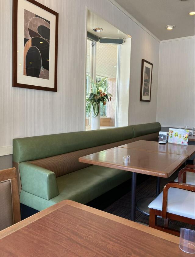 【ロイヤルホスト】緑のソファや素敵な絵画で落ち着く店内