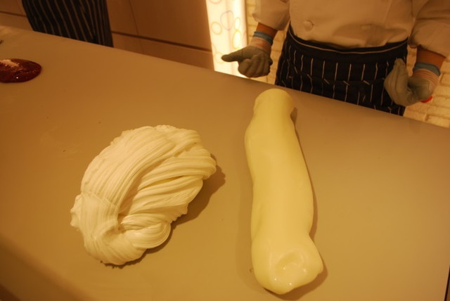 CANDY SHOW TIME：ライチキャンディーづくり・左が、練られて空気が入ったアメ