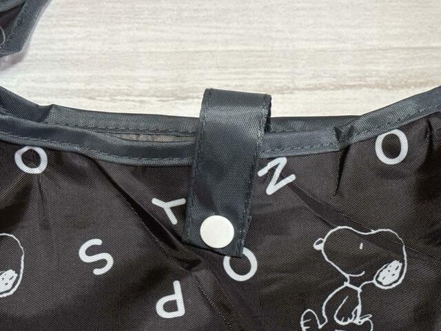 開口部には、スナップボタン付きのストラップを搭載！