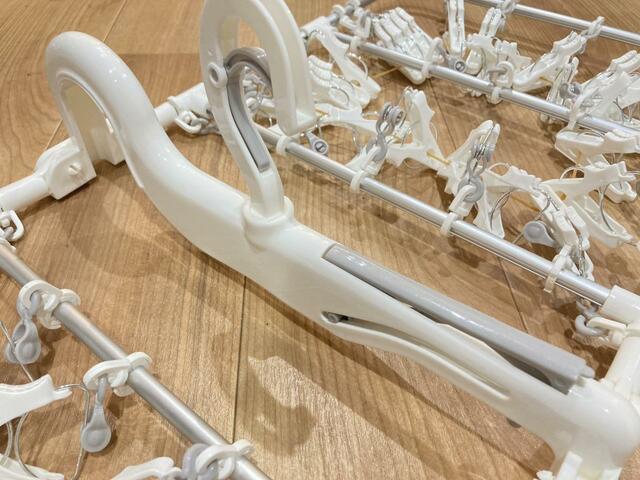 【カインズ 楽カケ アルミ大型洗濯ハンガー 48ピンチ】素材はアルミニウム、ポリプロピレン、ポリエチレン、鋼線です