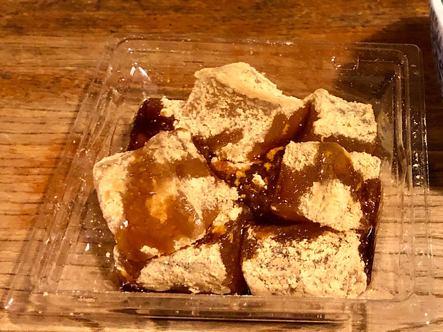 【シャトレーゼ　名水わらび餅】黒蜜をたっぷりかけていただきます！