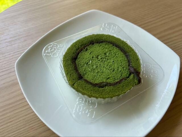 【ローソン Uchi Cafe'×森半 お抹茶ロール】手のひらサイズの女性にちょうど良いサイズ
