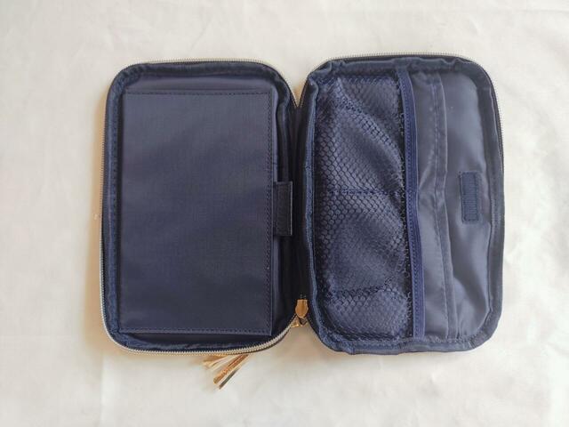 チャックを開けた様子