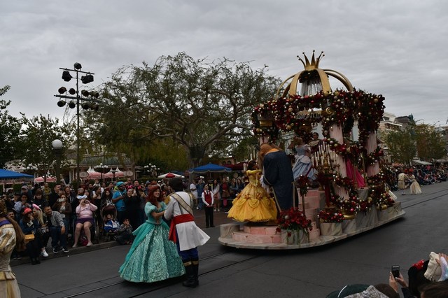 フロート後方からはアリエルとエリック王子