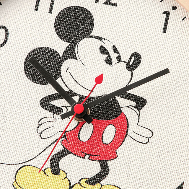 腕時計のようなデザインの掛け時計「ミッキーマウス」 ｜￥ 10,990 （税込）