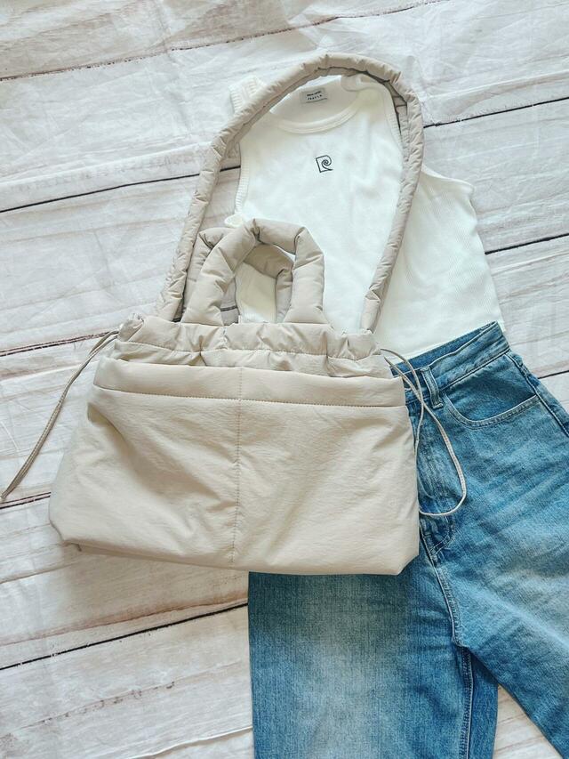 ドローストリング紐を絞って、ショルダーバッグとして持ってもかわいい