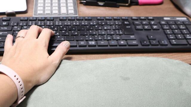 【無印良品 背当てにもなるやわらかマルチミニクッション】ももの上に乗せてリストレストとしても。腕の疲れを軽減してくれます