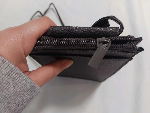 取っ手が平べったく、手でつまみやすい