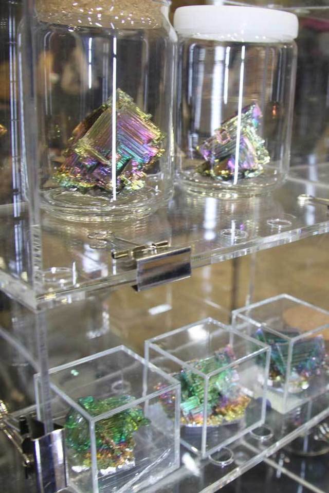 虹色に輝くビスマス結晶。