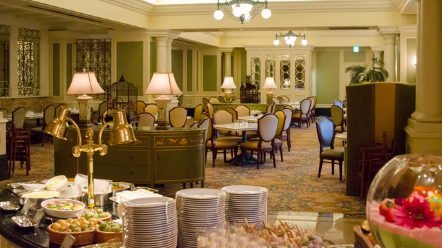 東京ディズニーランドホテル「シャーウッドガーデン・レストラン」店内