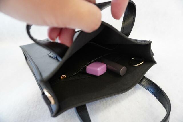 ファスナーポケットには小物類を収納