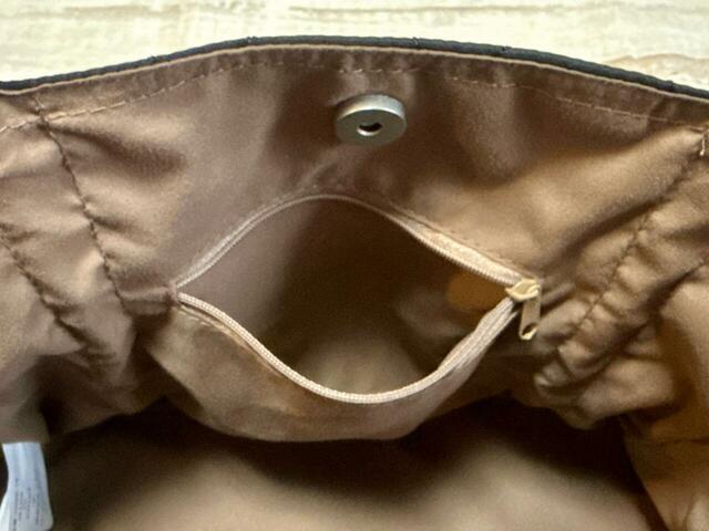 ポケットが豊富なところが推しポイント！１つ目はボディ側のファスナーポケットです