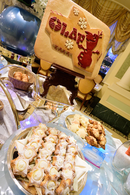 「アナとエルサのフローズンファンタジー」スペシャルブッフェ オラフのディスプレイ ©Disney