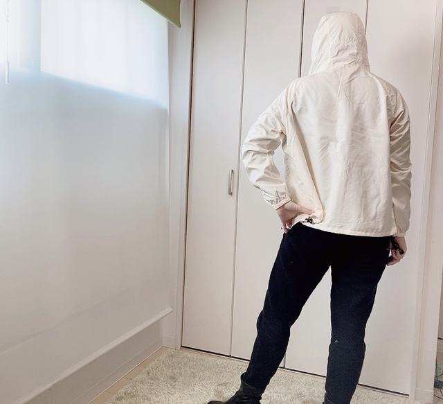 【ワークマン レディース高撥水シェルジャケット(エンボスタイプ)】フードを被れば雨風、紫外線対策に