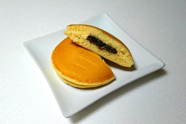 【木村屋總本店 パンケーキ つぶあん&マーガリン 12個 478円】中心部にあんこ、その周りにマーガリンが入っている