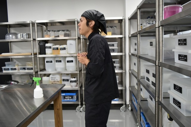 ラッシュキッチンのシェフが、フレッシュコスメの製造実演をしてくれます。