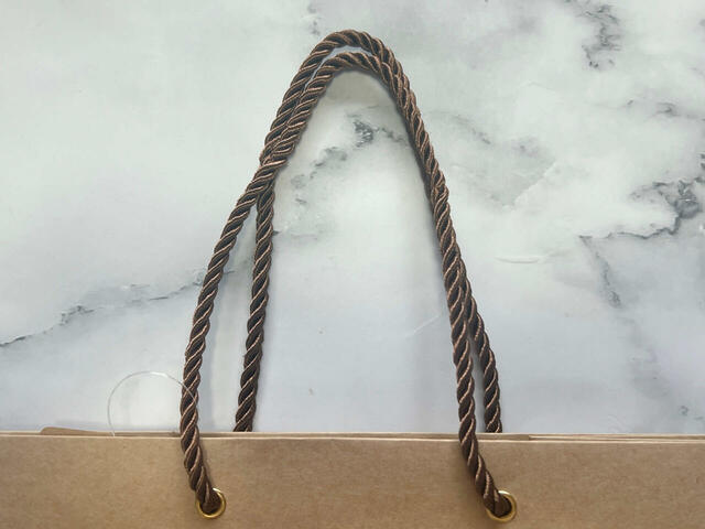 持ち手はブラウン。シックでおしゃれ！