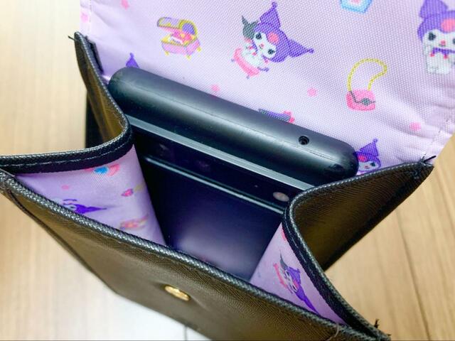 【クロミ 収納上手なスマホショルダーBOOK 】サイズは（約）W11×H16.5×D7.5cm。スマートフォンがすっぽり入る