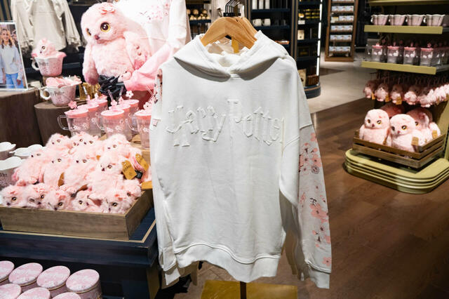 サクラ ホワイト パーカー 7,300円