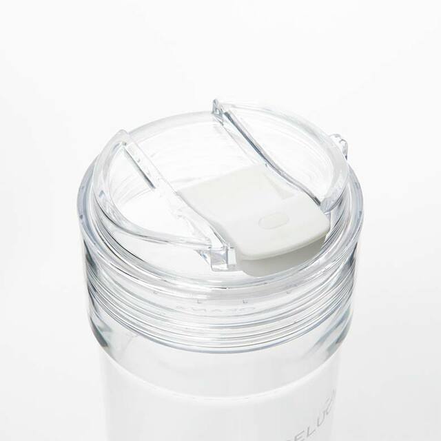 【DEAN ＆ DELUCA「ウォータータンブラークリアホワイト」】ふたはスクリュー式で中身がこぼれにくい仕様です（完全密封ではありません）