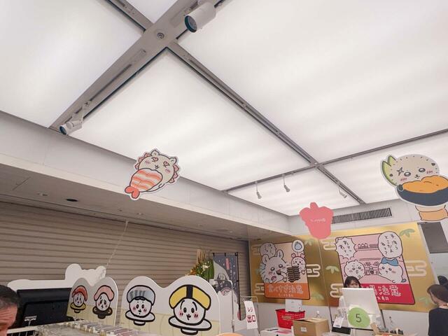 店内の天井にも注目！お寿司になったちいかわたちがいます！