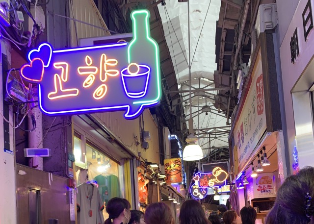 ネオン看板が可愛い通りは女性客が多い