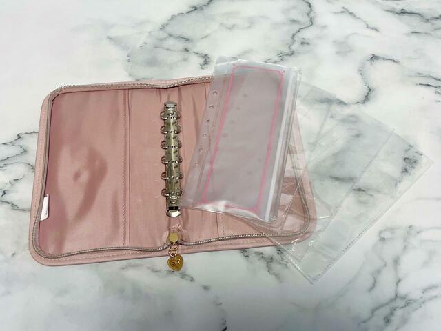 スライダー式クリアケース1枚とクリアリフィルポケット3枚がついてきます【sweet2023年8月号】付録「Samantha Thavasa（サマンサタバサ）ミッキー＆ミニーデザイン貴重品収納ポーチセット」