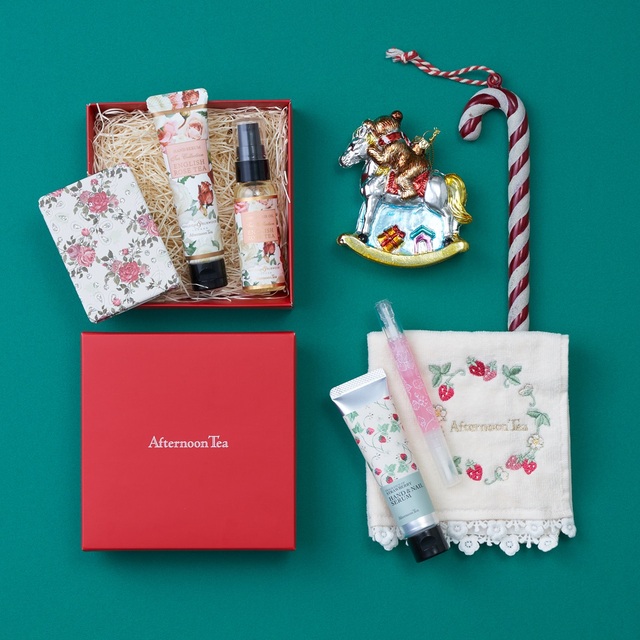 ギフトセット（ミラー/ハンドセラム/ボディ&ヘアオイル） ¥3,300、ギフトセット（ハンドセラム/ネイルオイル/ミニタオル） ￥3,520