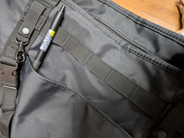 【ワークマン ジョイントトートバッグエキスパートエディション】ペンなどの小物を引っ掛けておくのにも便利な実用的なデザインです◎