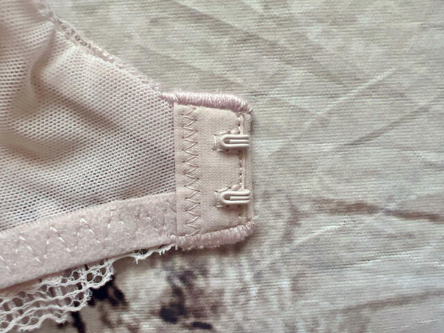 後ろホックは2段×4列