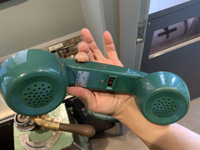 スイッチを押しながら話すと部屋に声が響くようになっているのに驚き!!