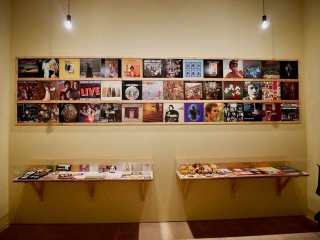 奈良美智　レコードコレクションが並ぶ展示風景