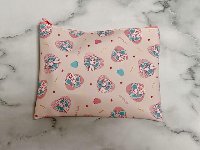 【100円ショップ×うる星やつら】サイズは12.5cm×16cm。コスメを入れてみました!