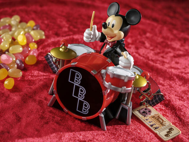 グミキャンディー、ミニスナックケース付き 1,500円｜東京ディズニーシー「ビッグバンドビート」フードスーベニア｜販売店舗：東京ディズニーシー「ニューヨーク・デリ」｜発売期間：2025年7月1日（火）～9月30日（火）