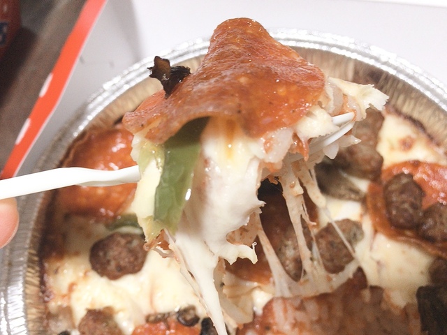 【ドミノ・ピザ ピザライスボウル ドミノ・デラックス】バターとトマトが効いたライスもおいしい