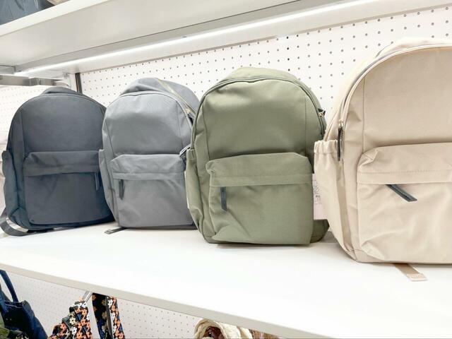 【ワークマン 撥水ライトデイバッグ】カラーはブラック、チャコール、カーキ、ベージュの4展開。容量は約16Lです