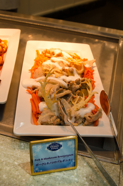 ポークとキノコのブルギニヨン|クリスタルパレスレストラン「アナとエルサのフローズンファンタジー」スペシャルブッフェ ©Disney