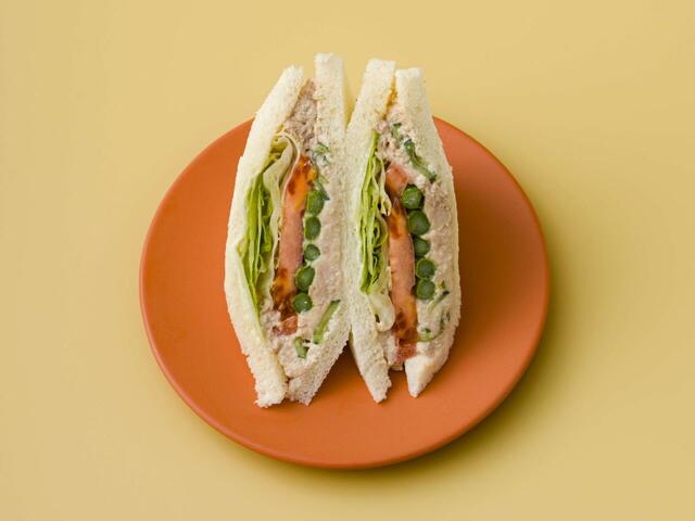 アスパラ入りツナトマトサンド　1パック　692円  ／サンドイッチハウス　メルヘン　グランスタ東京店（グランスタ東京／改札内B1 スクエア ゼロエリア）【JR東京駅「グランスタ」春のパンフェア2026】