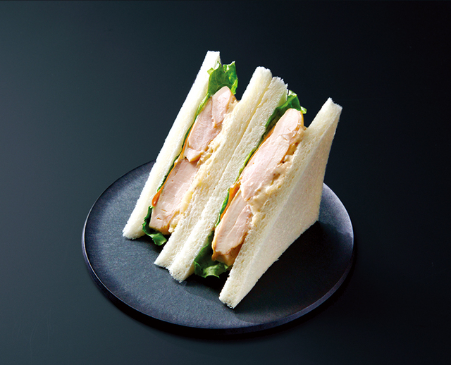 「ガーリックバターチキンサンド」＜価格：366円（税込395円）＞【“背脂・バターソース・にんにく・チーズ”の背徳食材！ファミマに「背徳のコンビニ飯」が全8種類登場！】