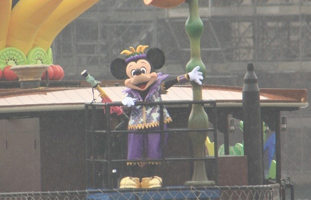 船に乗って帰っていきます