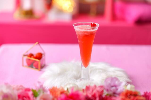 「アムール フレーズ（いちごの恋）」＜価格：1,500円（税込）＞【12月のテーマは”クリスマススイーツ”♪ホテルニューオータニ大阪で『スーパースイーツビュッフェ2026 ～ホテルでいちご狩り～』開催】