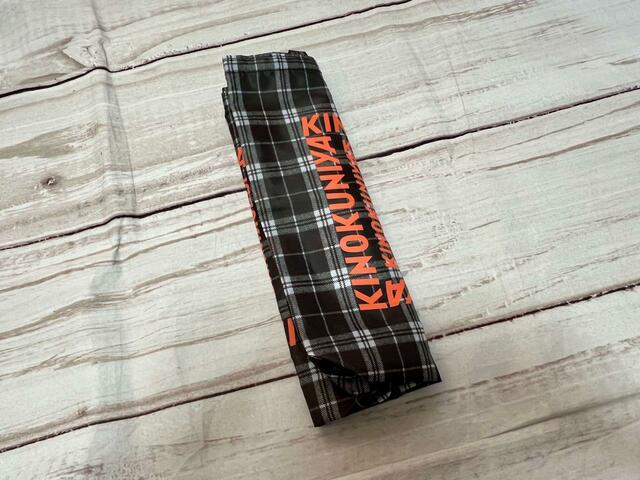 まず、持ち手を折りたたみ、縦に3等分に畳みます