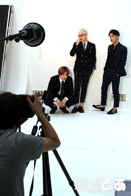 BASTARZ　ピオ、ユグォン、ビボム＠韓流ぴあ取材　“悪い感じで”とお願いしたところこんなポーズに。
