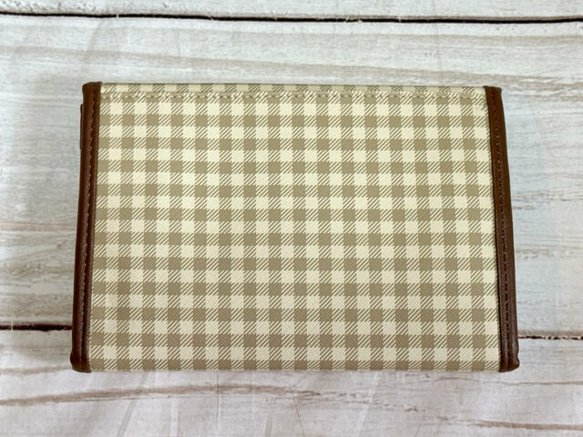 背面にもポケット付きで便利！
