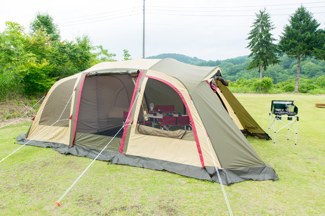 常設テントサイト（2ルームシェルター）｜OGAWA Velero5（5人用）｜1泊10,800円（税込）※LEDランタンはセット。テーブル、チェア、食器セット、2バーナーは別料金でレンタル可