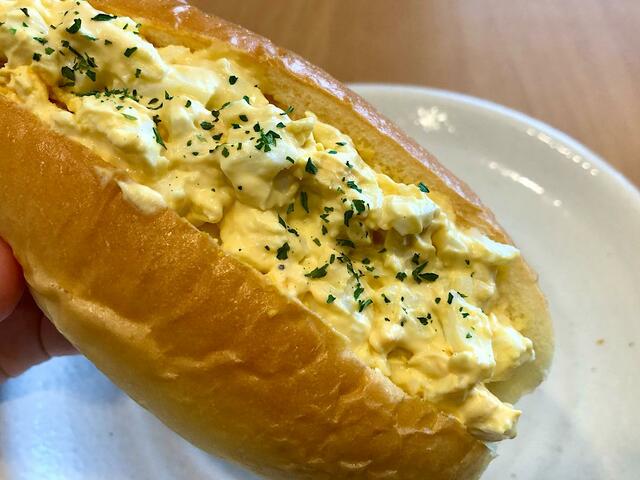 【ガスト たまごサラダ】ずっしりした重さのたまごサラダコッペパン 食べ応えがありそうでテンションが上がります!