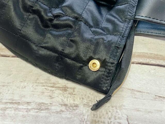 サイドのスナップボタンでバッグのサイズが変わります！