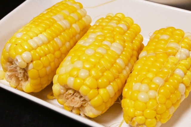 【とうもろこしの冷凍保存方法】食べやすい大きさにカットしたとうもろこし。このままフライパンで醤油と一緒に焼くと「焼きとうもろこし」も作れます