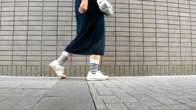 【ユニクロC スウェードコンビネーションスニーカー】さまざまなファッションになじむので使い勝手抜群です！